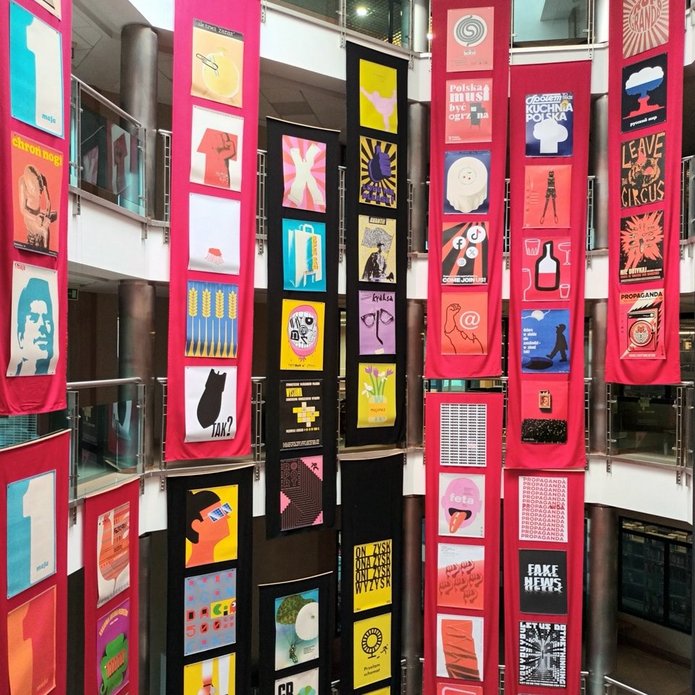 plakaty wystawy 100 x propaganda