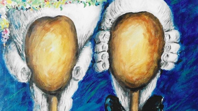 damska i męska rokokowa peruka na drewnianych stojakach